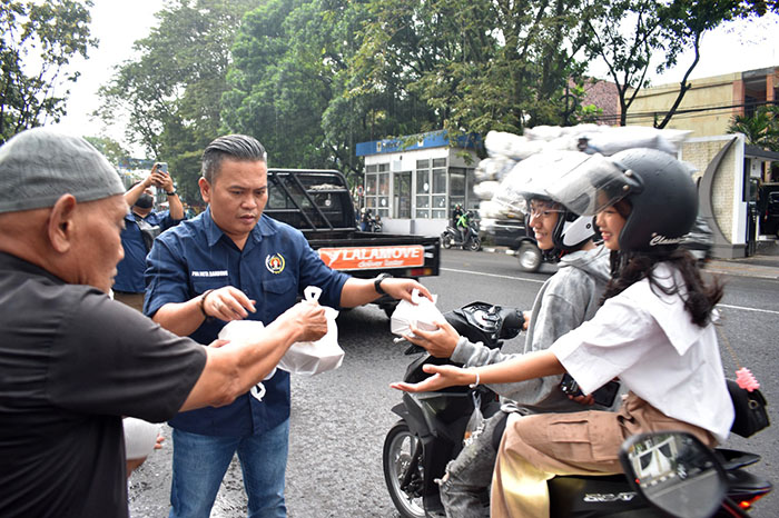 PWI Pokja Kota Bandung Tetap Antusias dan Semangat Membagikan Takjil Gratis